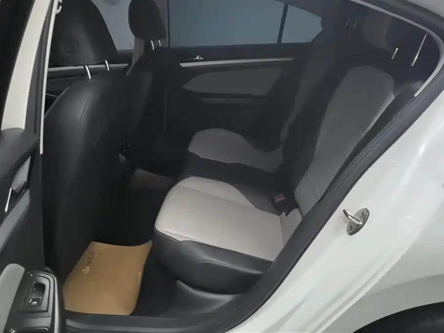 VOLKSWAGEN BORA