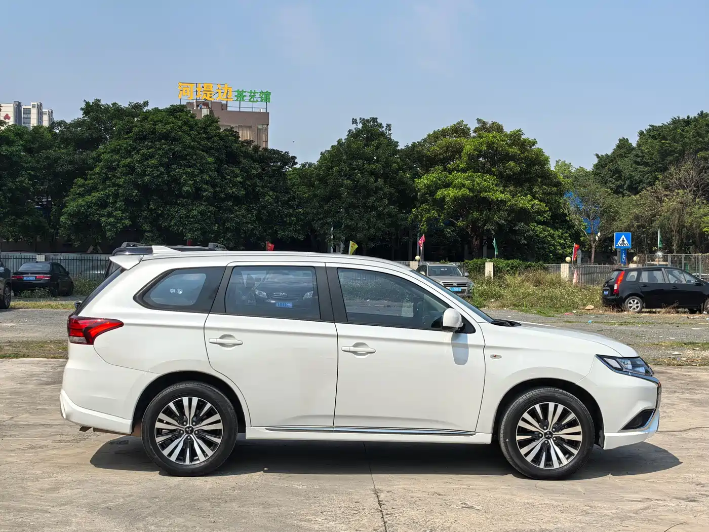 MITSUBISHI OUTLANDER