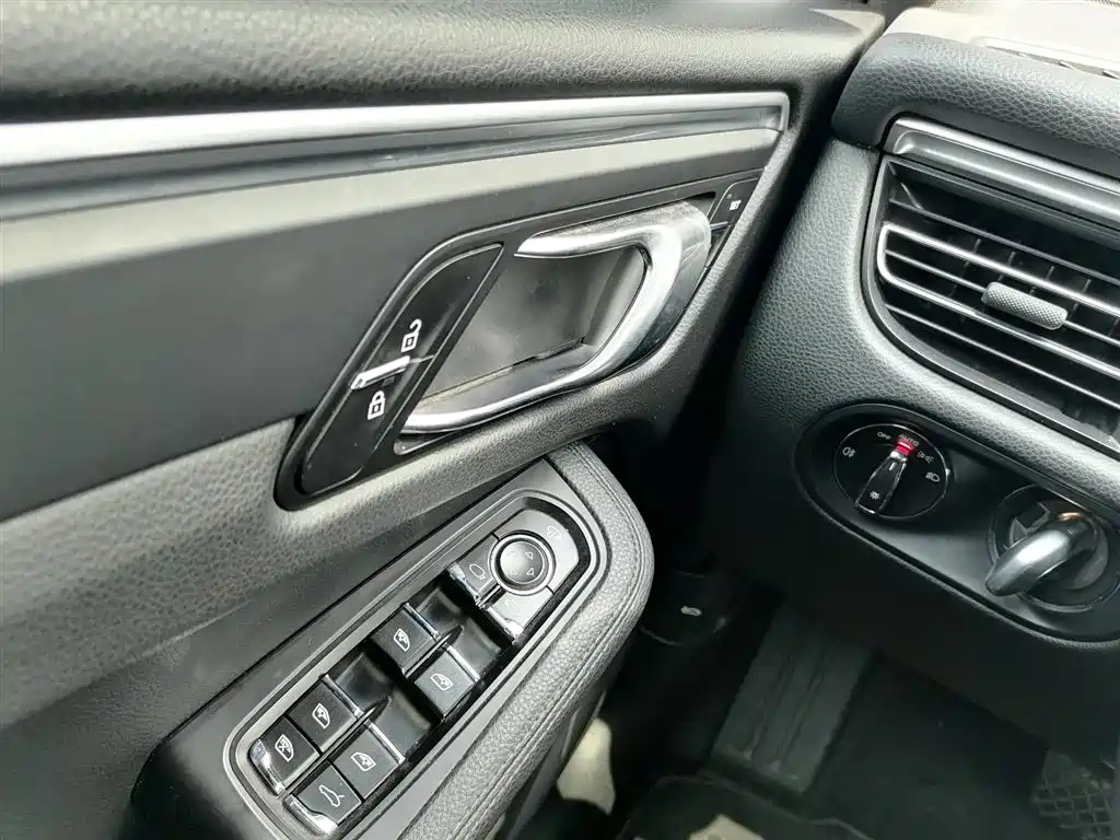 Porsche Macan 2018 Macan 2.0T фото 17