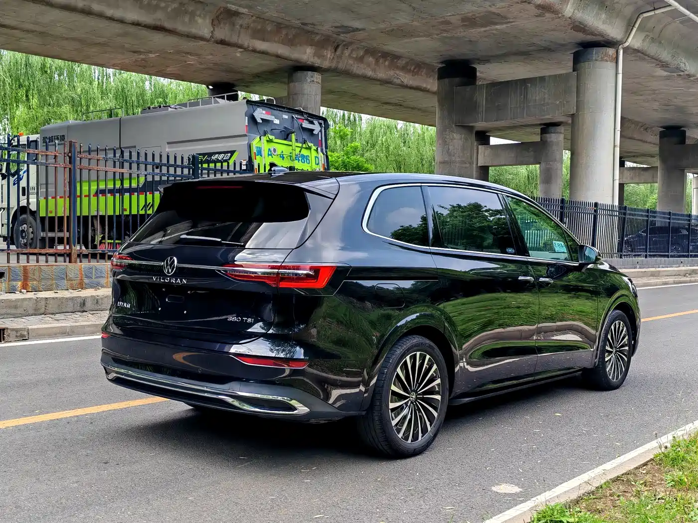 Volkswagen Viloran 2022 380TSI Premium Edition фото 18