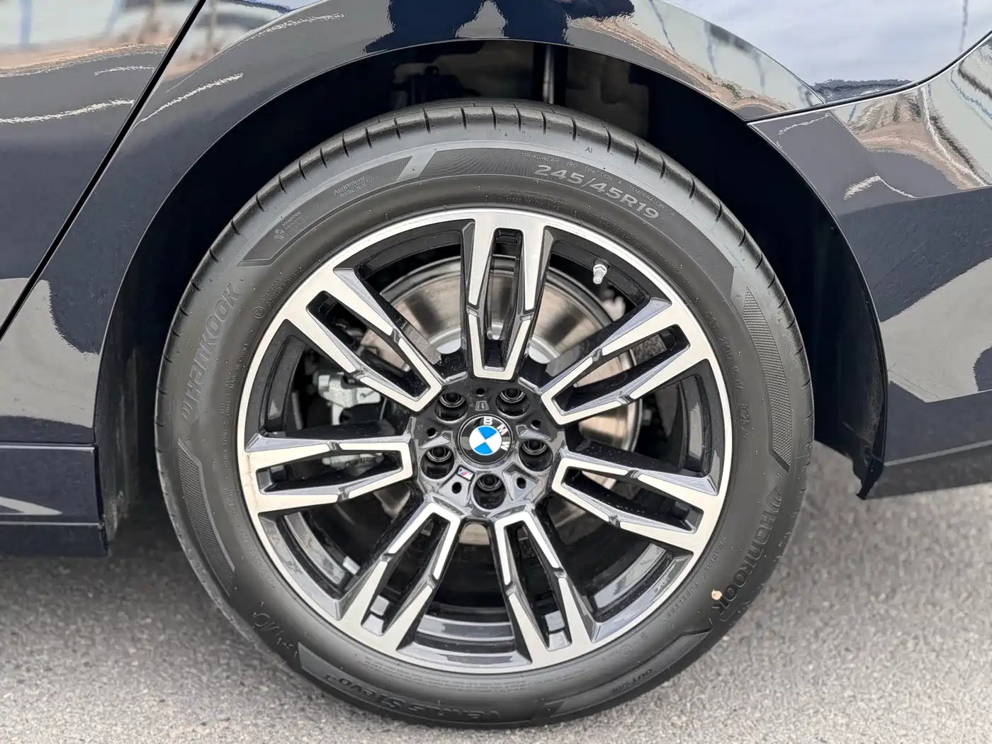 BMW 5 Series 2025 530Li Leading M Sport Package фото 7