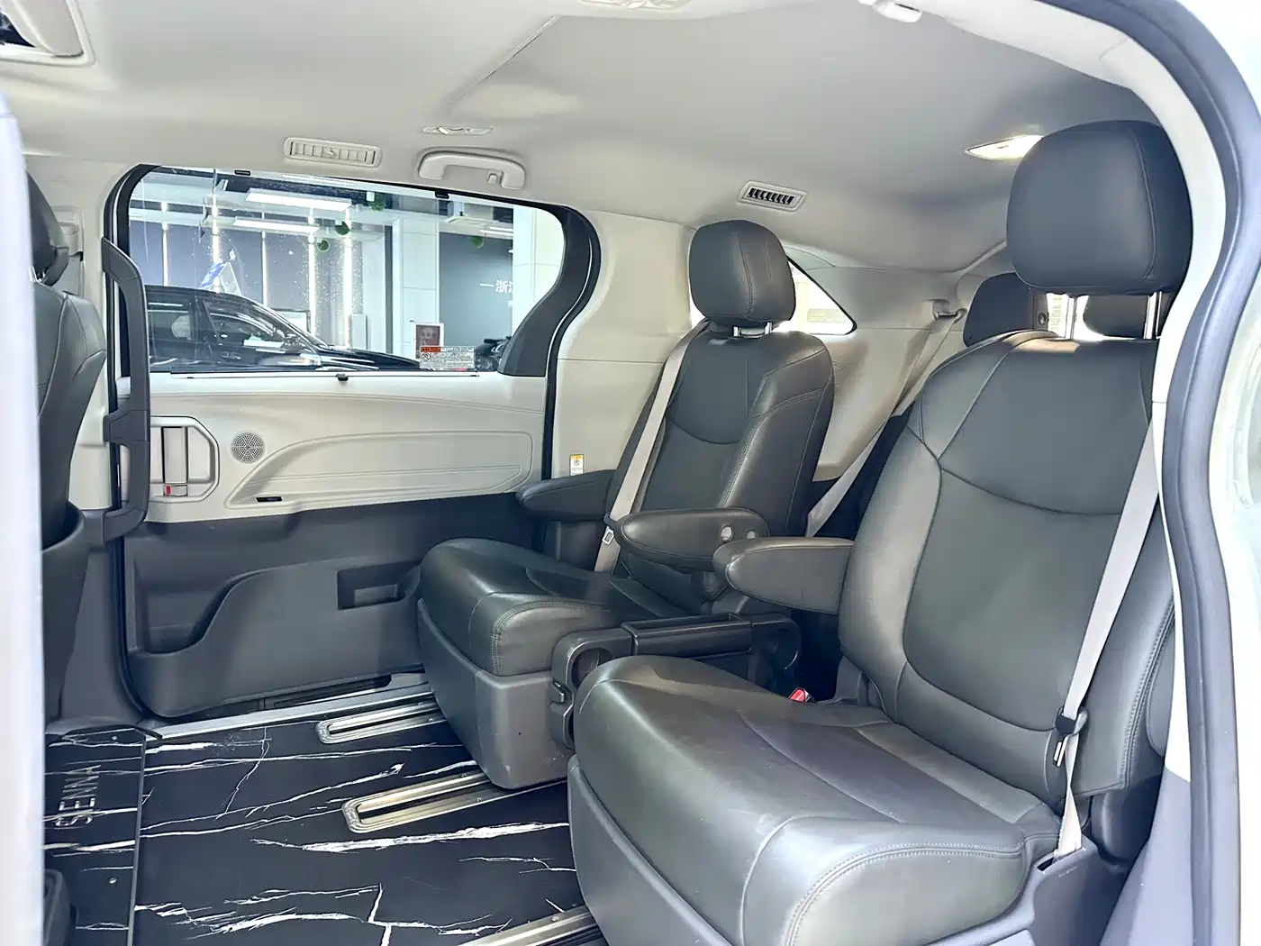 Toyota Sienna 2023 2.5L Hybrid Comfort Edition фото 10
