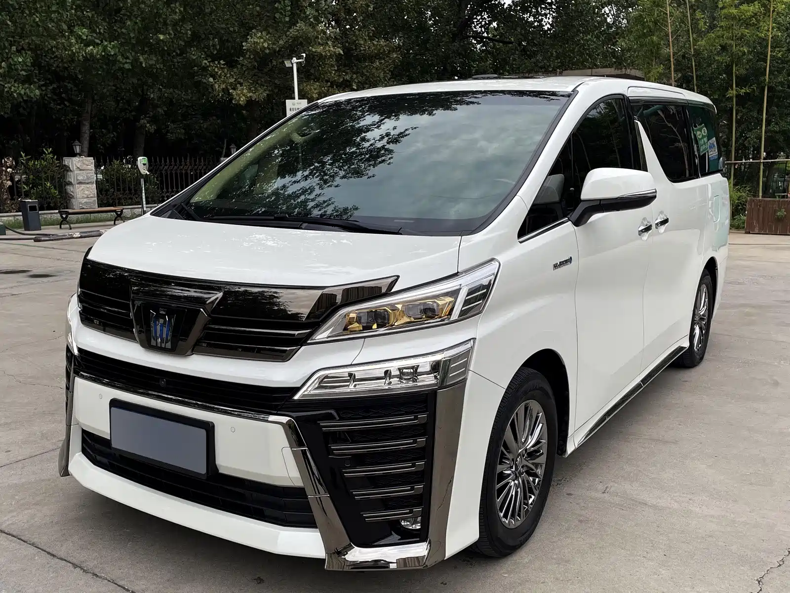 Фото 1 - Toyota Vellfire