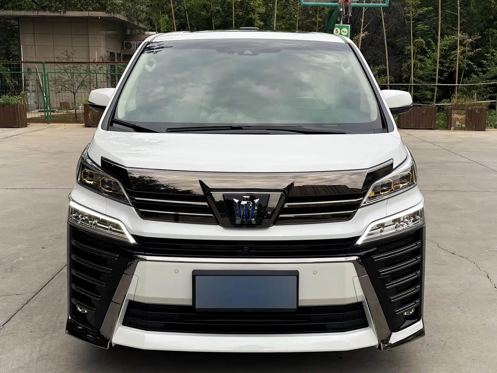 Фото 2 - Toyota Vellfire