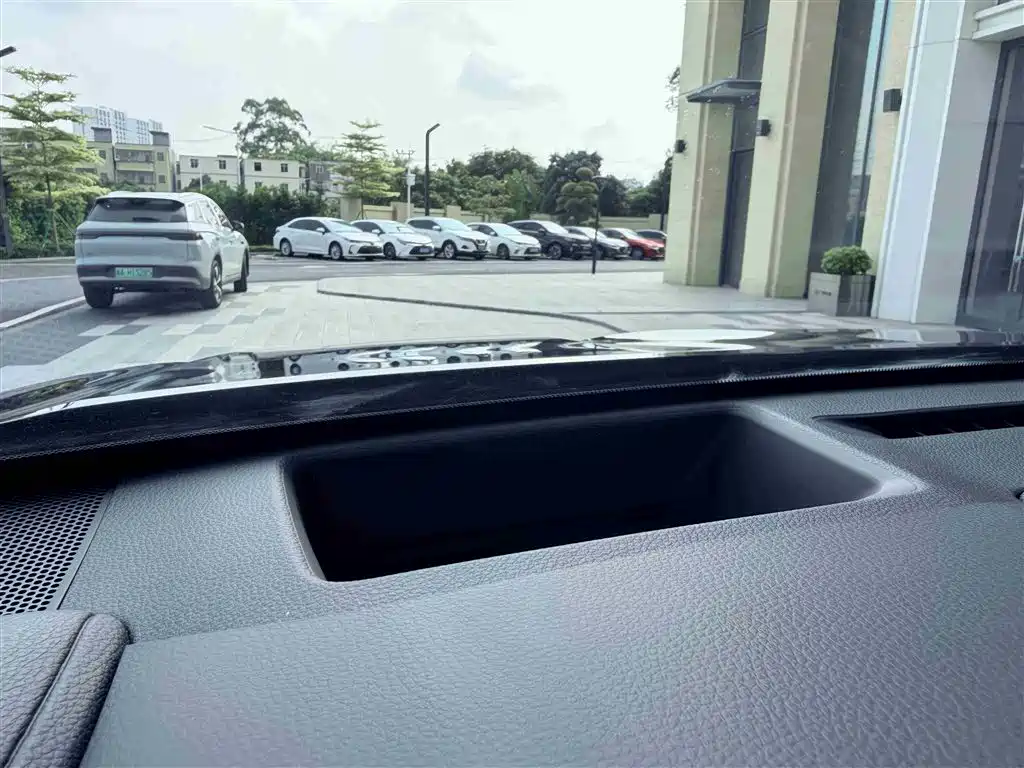 Toyota Highlander 2023 2.5L Smart Hybrid Dual Engine FWD Premium 7-Seater фото 31