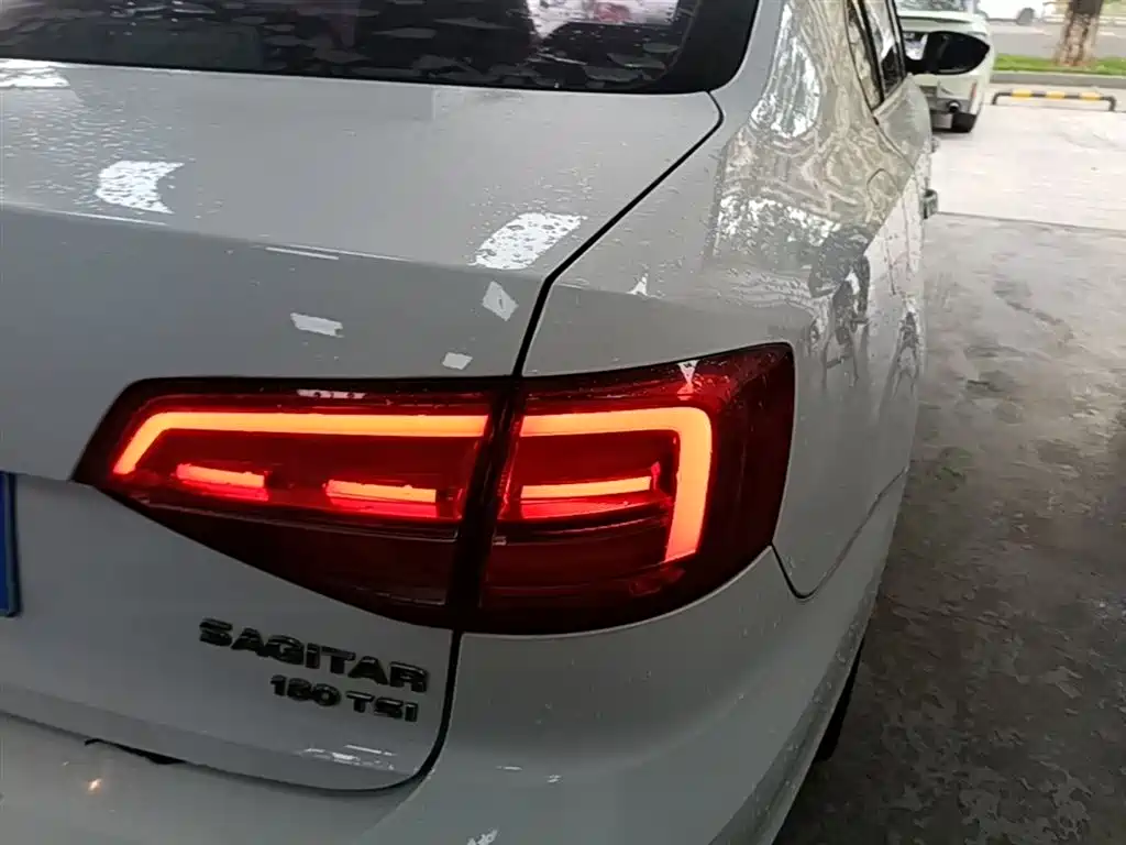Volkswagen Sagitar 2017 180TSI Auto Exclusive Edition фото 8