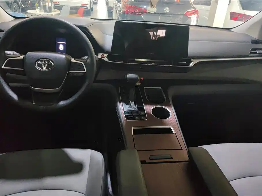Toyota Granvia 2023 2.5L Hybrid Luxury Edition фото 12