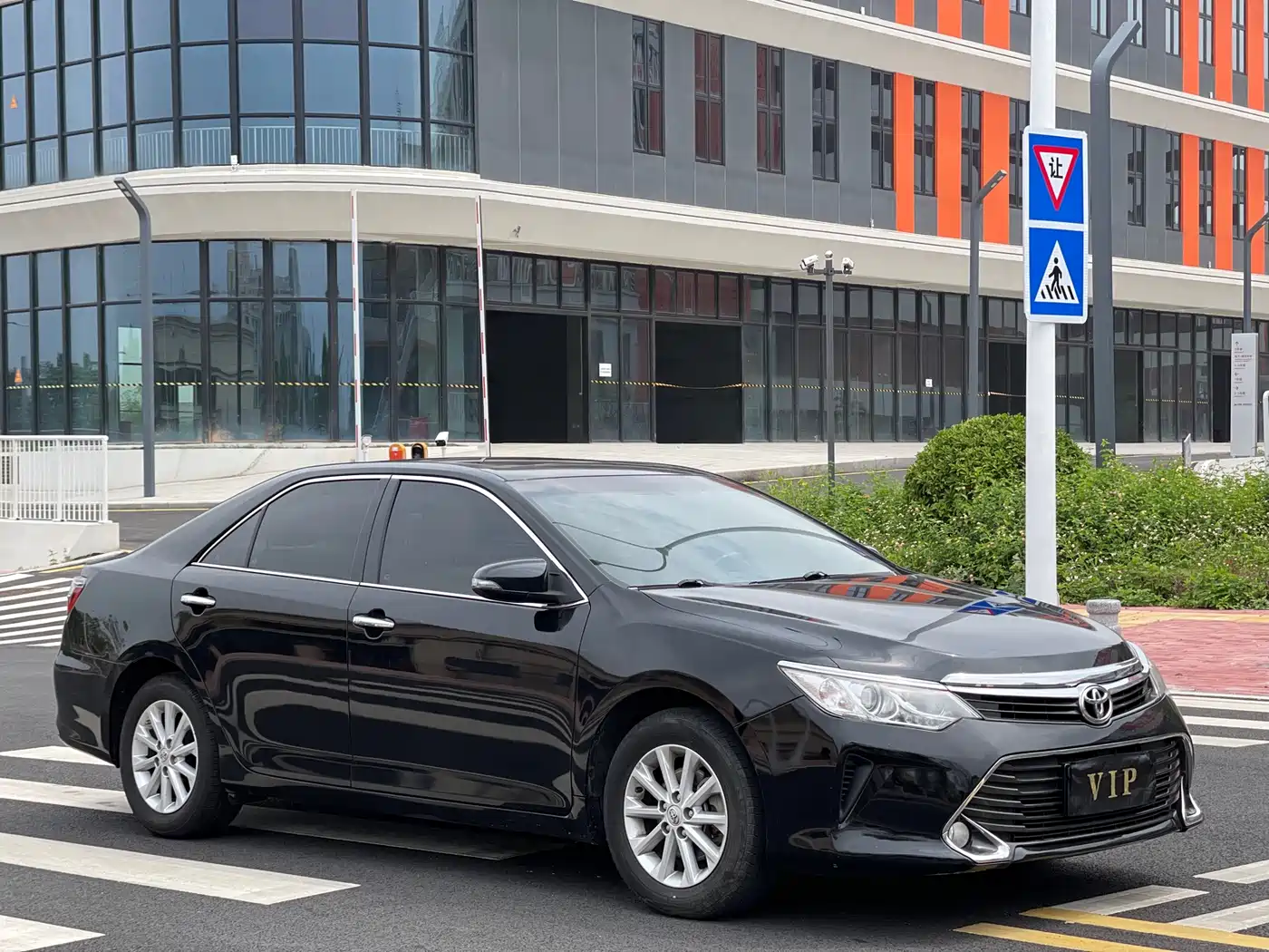 Toyota Camry 2016 2.0G 10th Anniversary Leading Edition фото 3