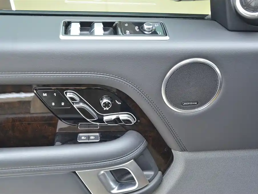 Land Rover Range Rover 2022 3.0 L6 400PS Heritage Extended Classic Edition фото 13