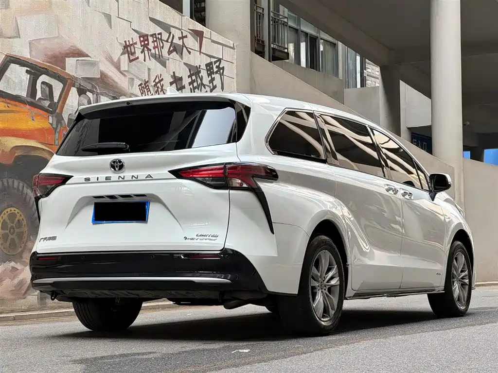 Toyota Sienna 2024 2.5L Hybrid 4WD Premium Edition фото 5