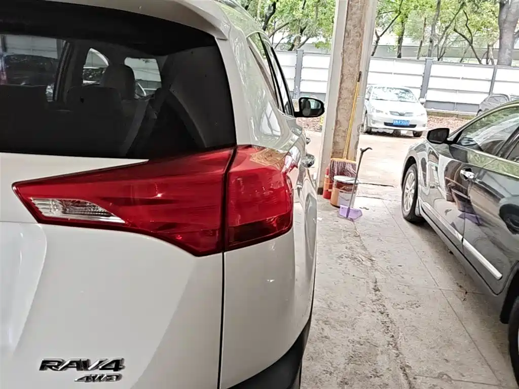 Toyota RAV4 Rongfang 2015 2.5L Automatic 4WD Elite Edition фото 8