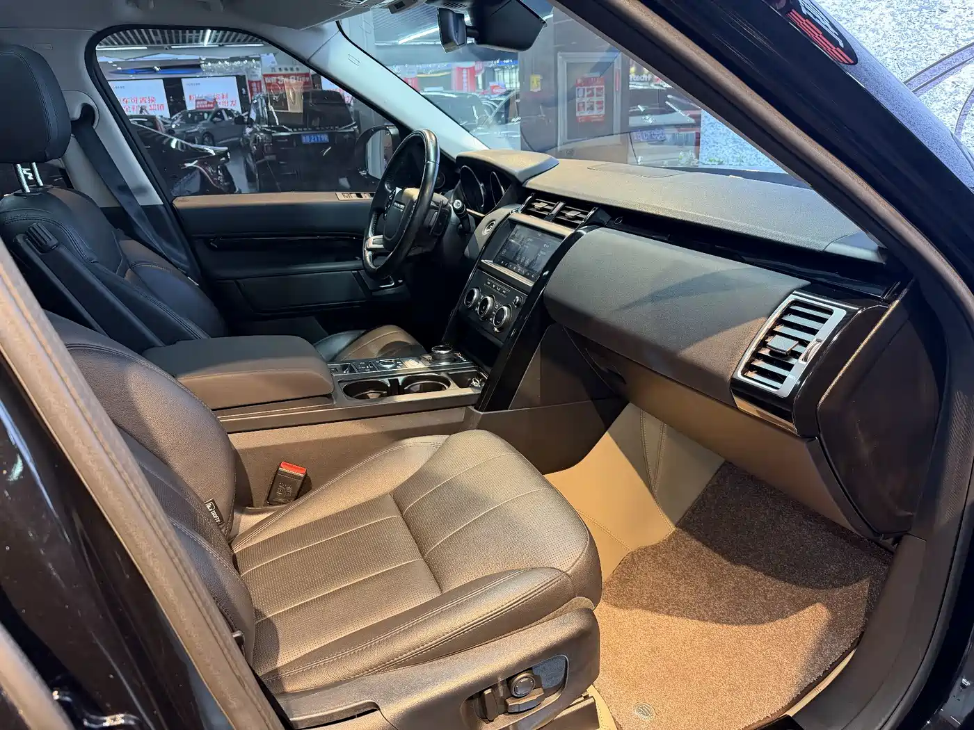 Land Rover Discovery 2019 2.0T SE фото 15
