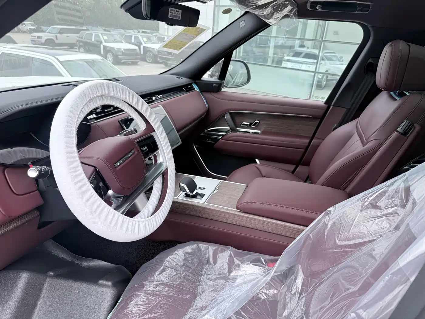 Land Rover Range Rover 2026 Model 3.0 L6 400PS SE Long Wheelbase Version фото 6