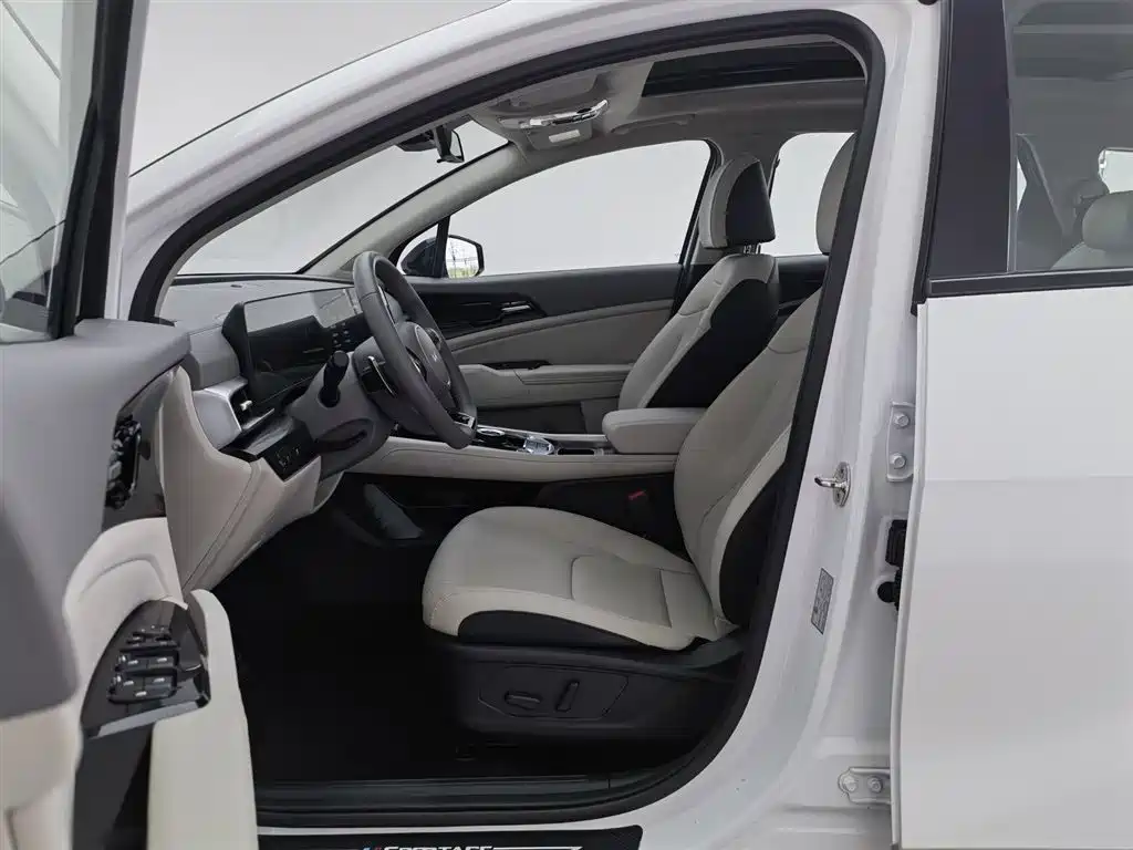 KIA LION PLATINUM EXPANDS THE WORLD
