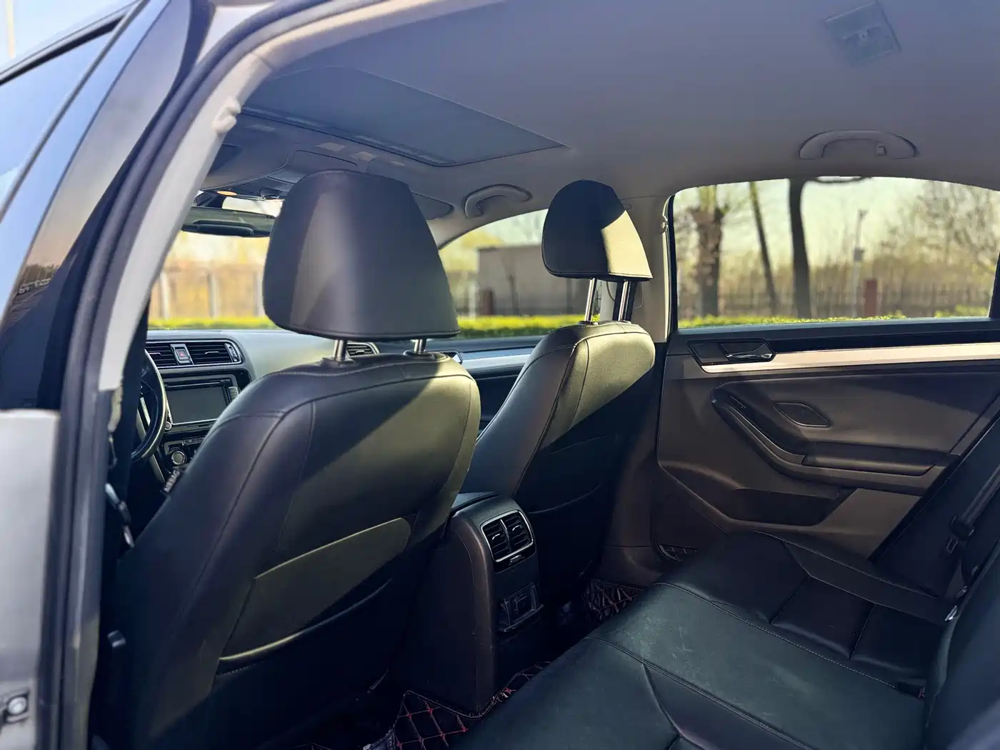 Volkswagen Sagitar 2018 1.6L Automatic Comfort фото 18