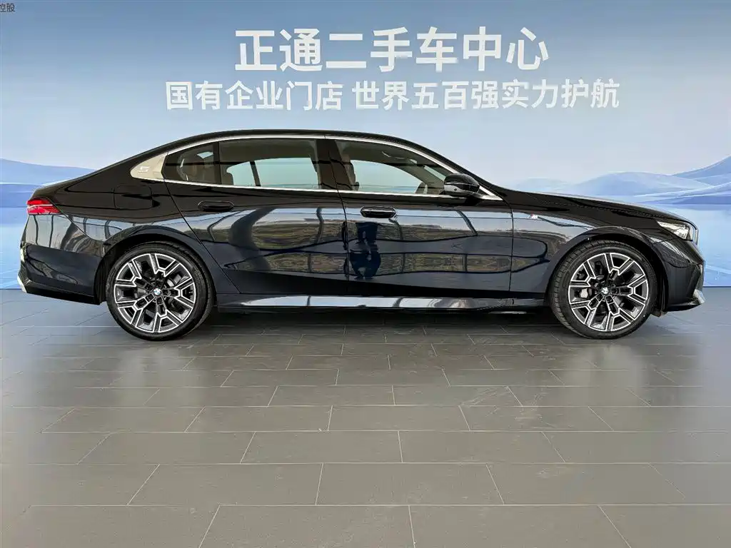 BMW 5 Series 2025 530Li Premium M Sport Package фото 6