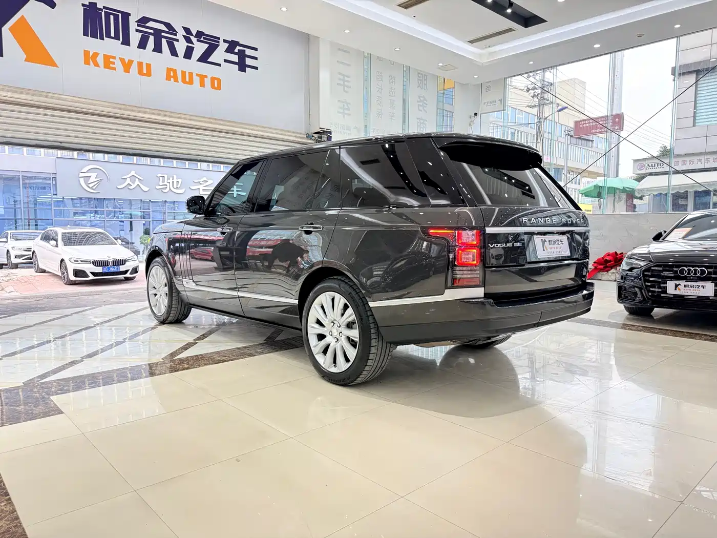 Land Rover Range Rover 2014 3.0 SC V6 Vogue SE Genesis Extended Edition фото 20