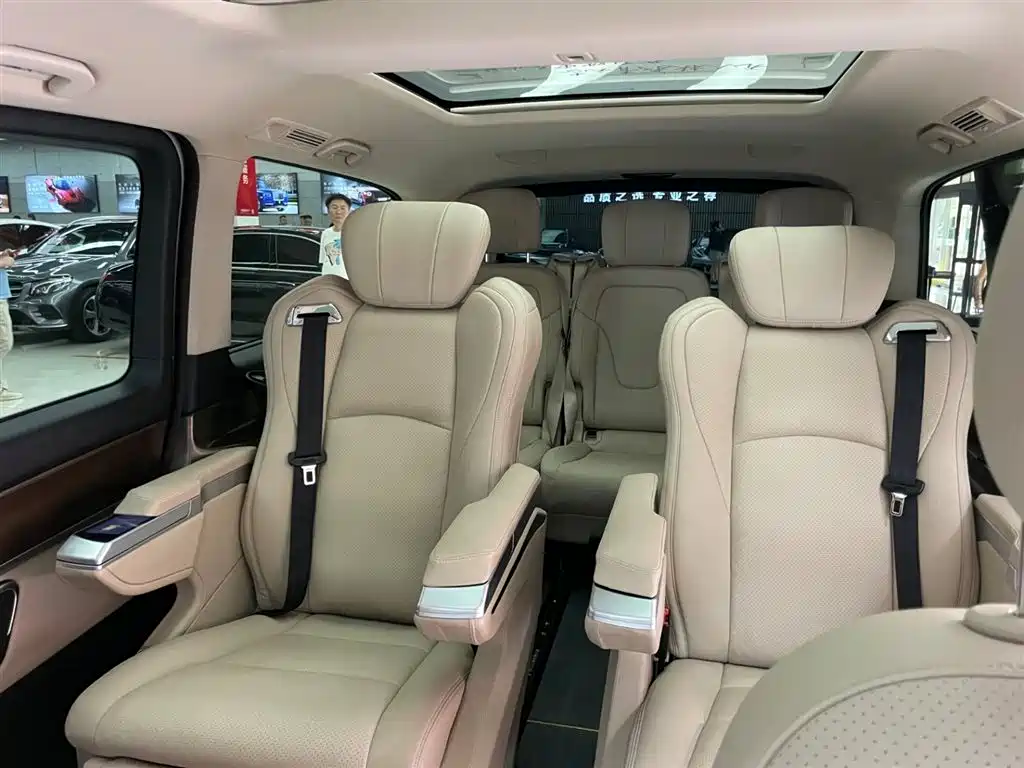 Mercedes-Benz V-Class 2021 V 260 L Long Wheelbase Premium Edition фото 13