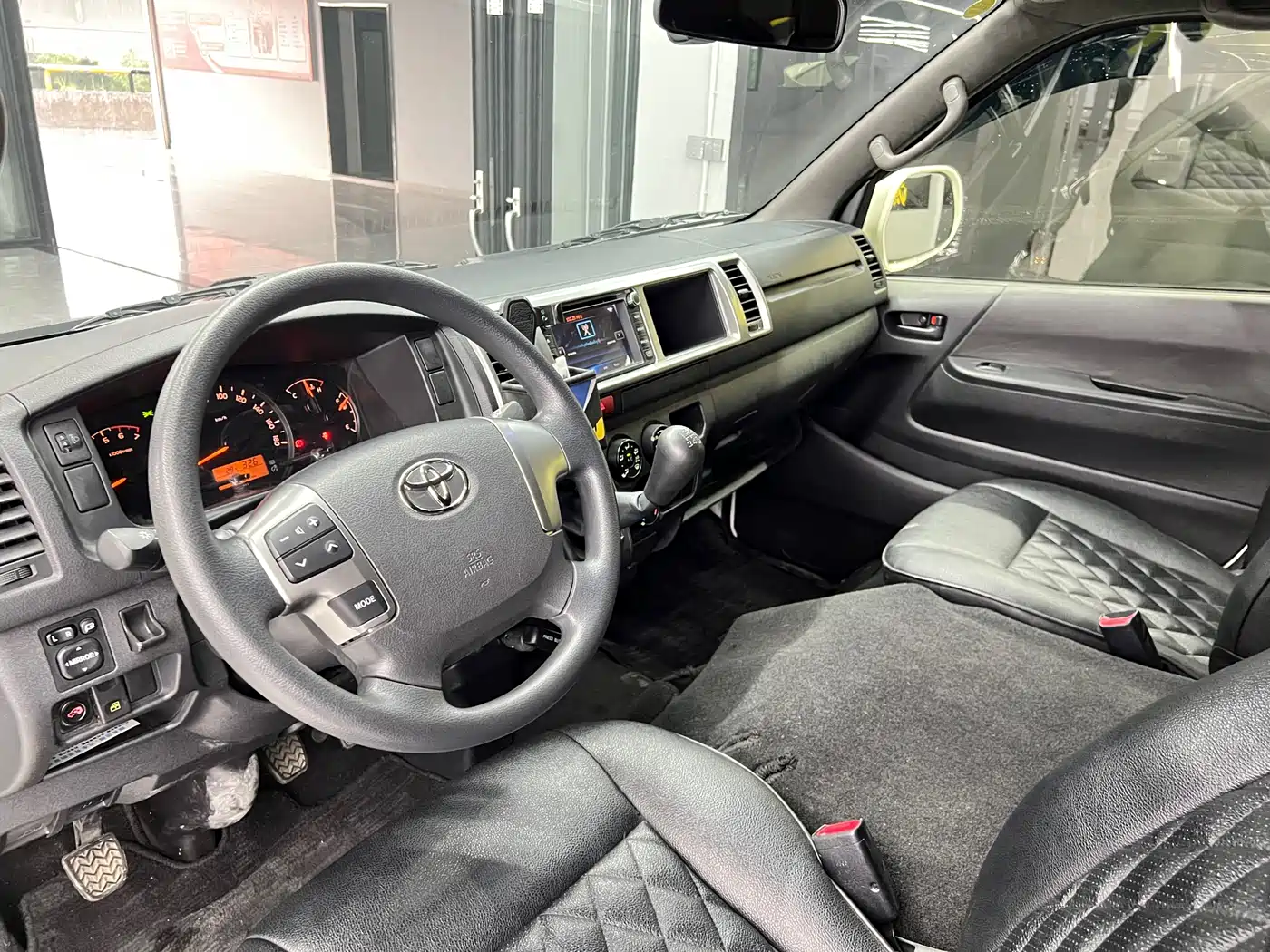 Toyota HIACE 2011 2.7L Manual Standard 10-seater фото 7