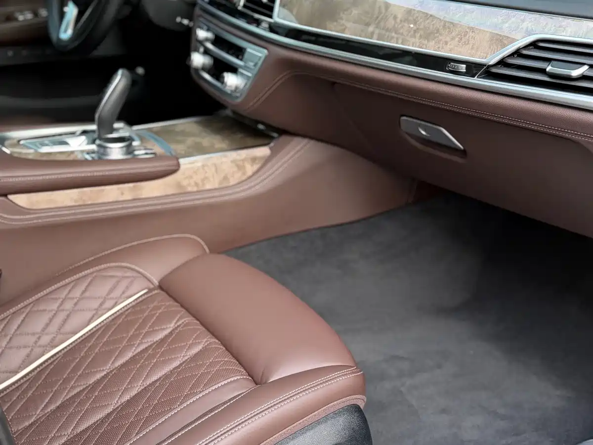 BMW 7 Series 2021 Model 740Li Leading Luxury Package фото 23