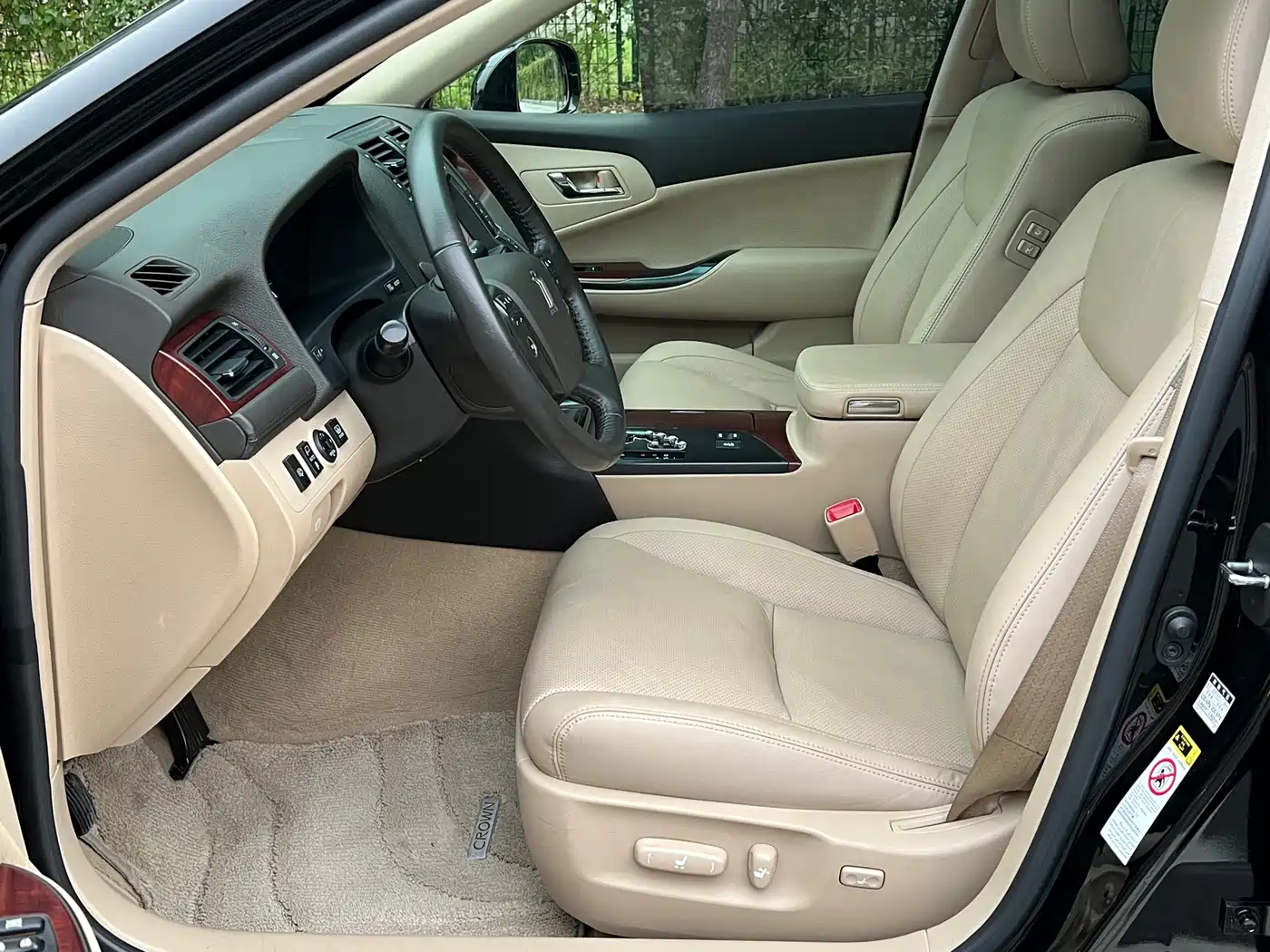 Toyota Crown 2010 2.5L Royal Leather Navigation Edition фото 12