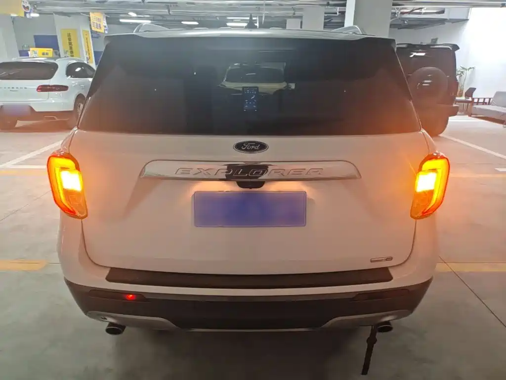 Фото 6 - Ford Explorer