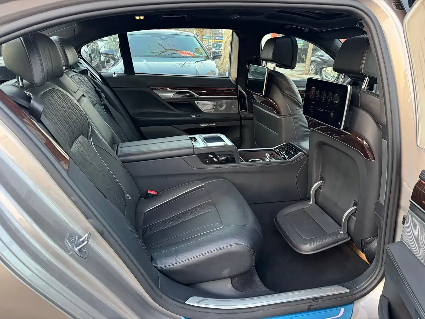 BMW 7 Series 2016 750Li xDrive 4-Seater фото 13