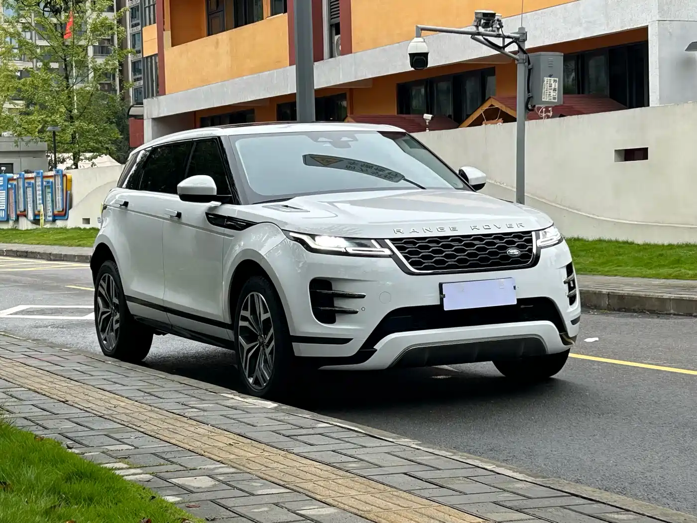 Land Rover Range Rover Evoque 2022 Range Rover Evoque L 249PS R-Dynamic Luxury Edition фото 3