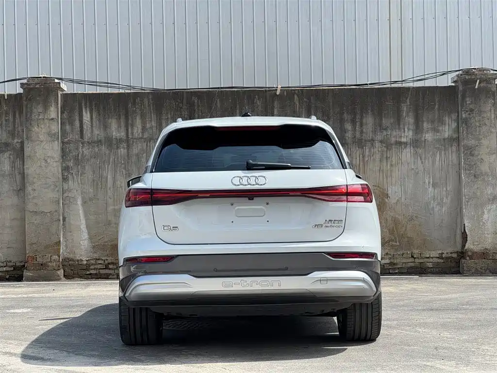 AUDI Q5 E TRON