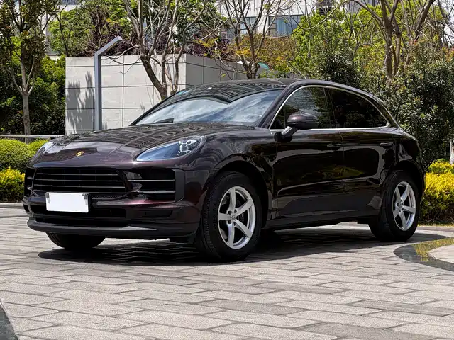 PORSCHE MACAN