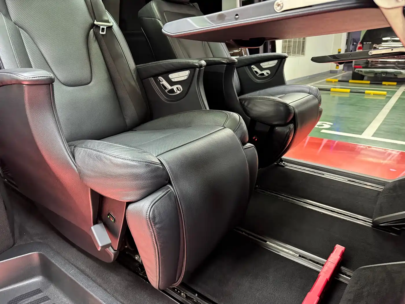 Mercedes-Benz V-Class 2017 Model V 260 L Premium Extended Edition фото 34