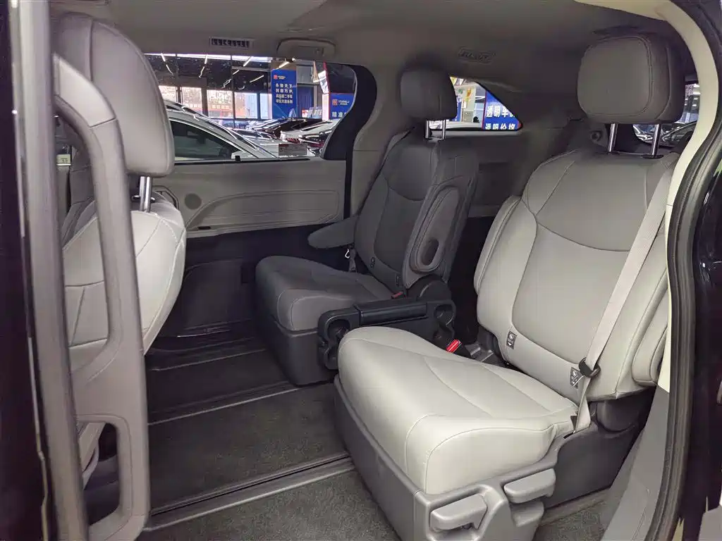 Toyota Granvia 2024 2.5L Hybrid Comfort фото 11