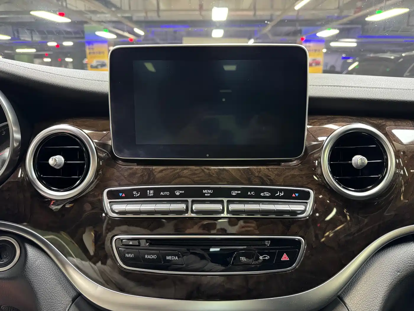 Mercedes-Benz V-Class 2017 Model V 260 L Premium Extended Edition фото 17