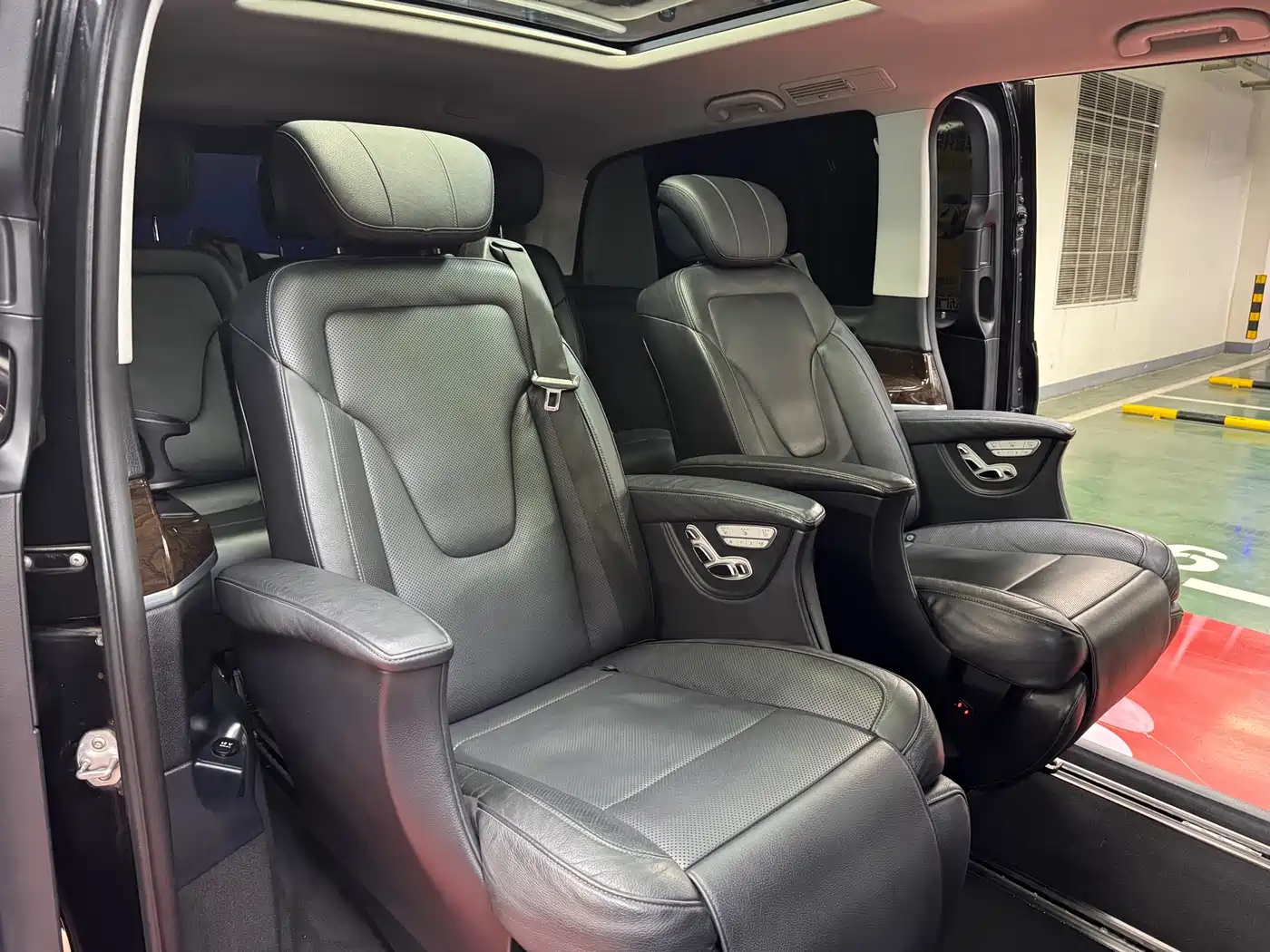 Mercedes-Benz V-Class 2017 Model V 260 L Premium Extended Edition фото 40