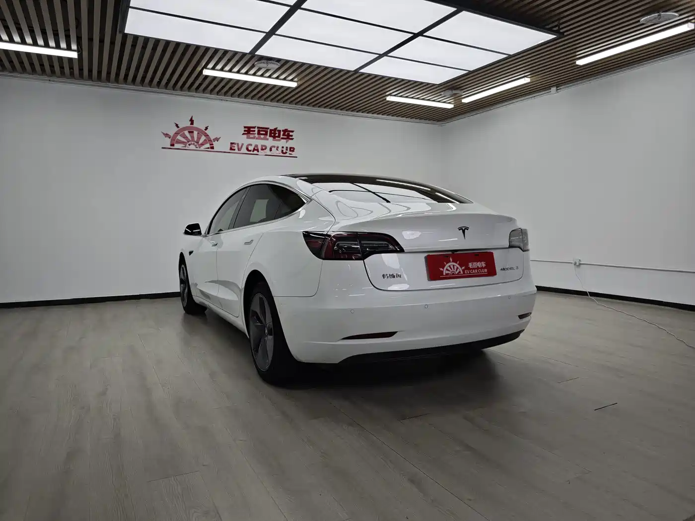 Фото 4 - Tesla Model 3