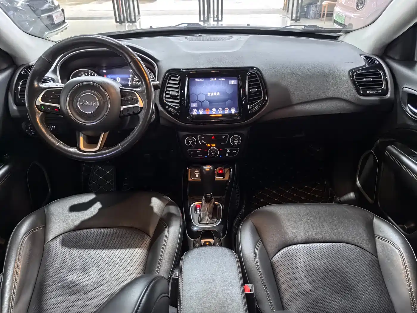 Фото 16 - Jeep Compass