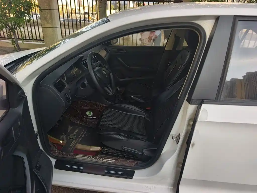 Škoda Rapid 2018 1.4L Manual Standard Edition фото 8