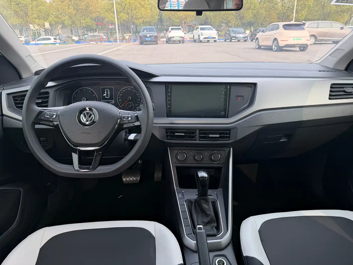 Volkswagen Polo 2019 Plus 1.5L Automatic Colorful Tech Edition фото 12
