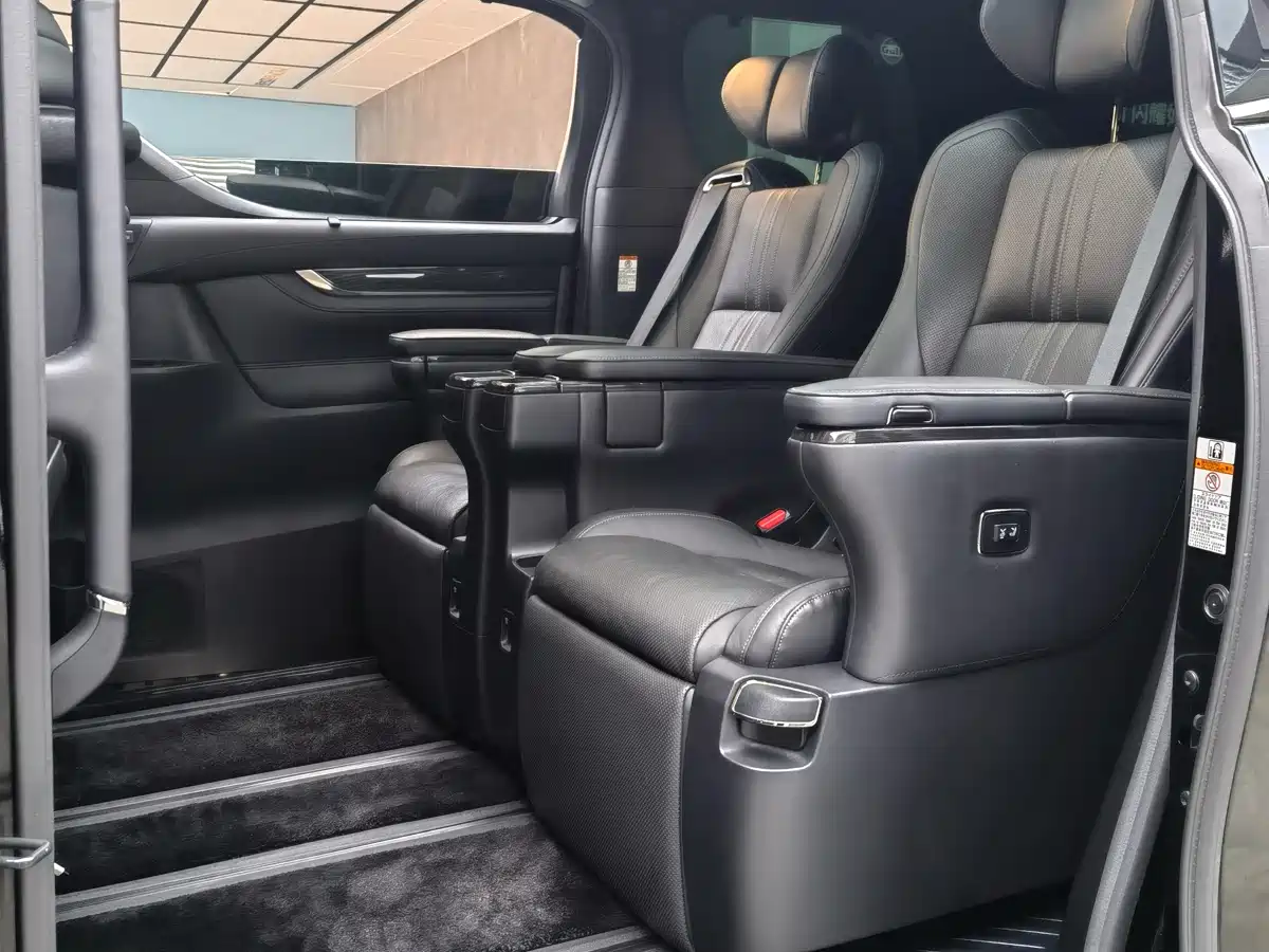 Lexus LM 2020 300h Seven-Seater Elegance Edition фото 8