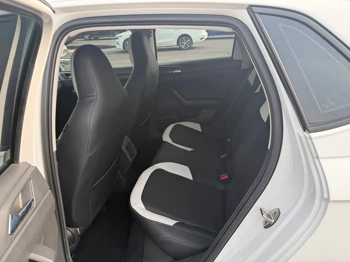 Volkswagen Polo 2019 Plus 1.5L Automatic Colorful Tech Edition фото 10