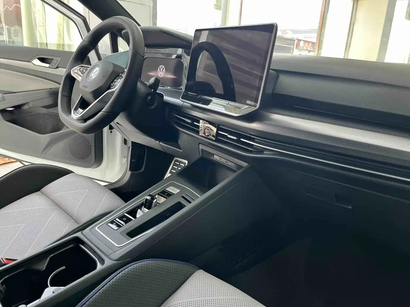 Volkswagen Golf 2025 Facelift 300TSI R-Line фото 8