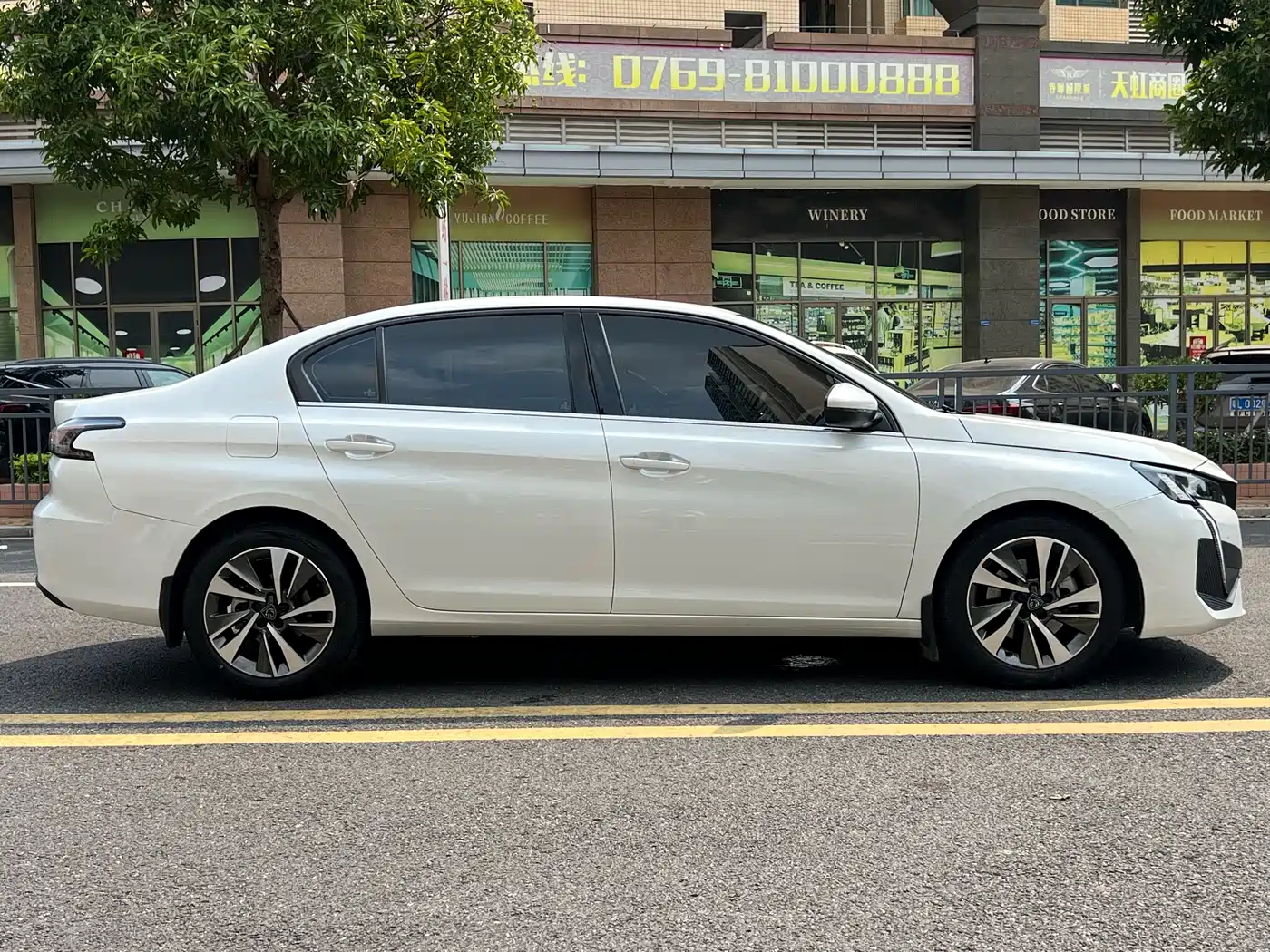 PEUGEOT 408