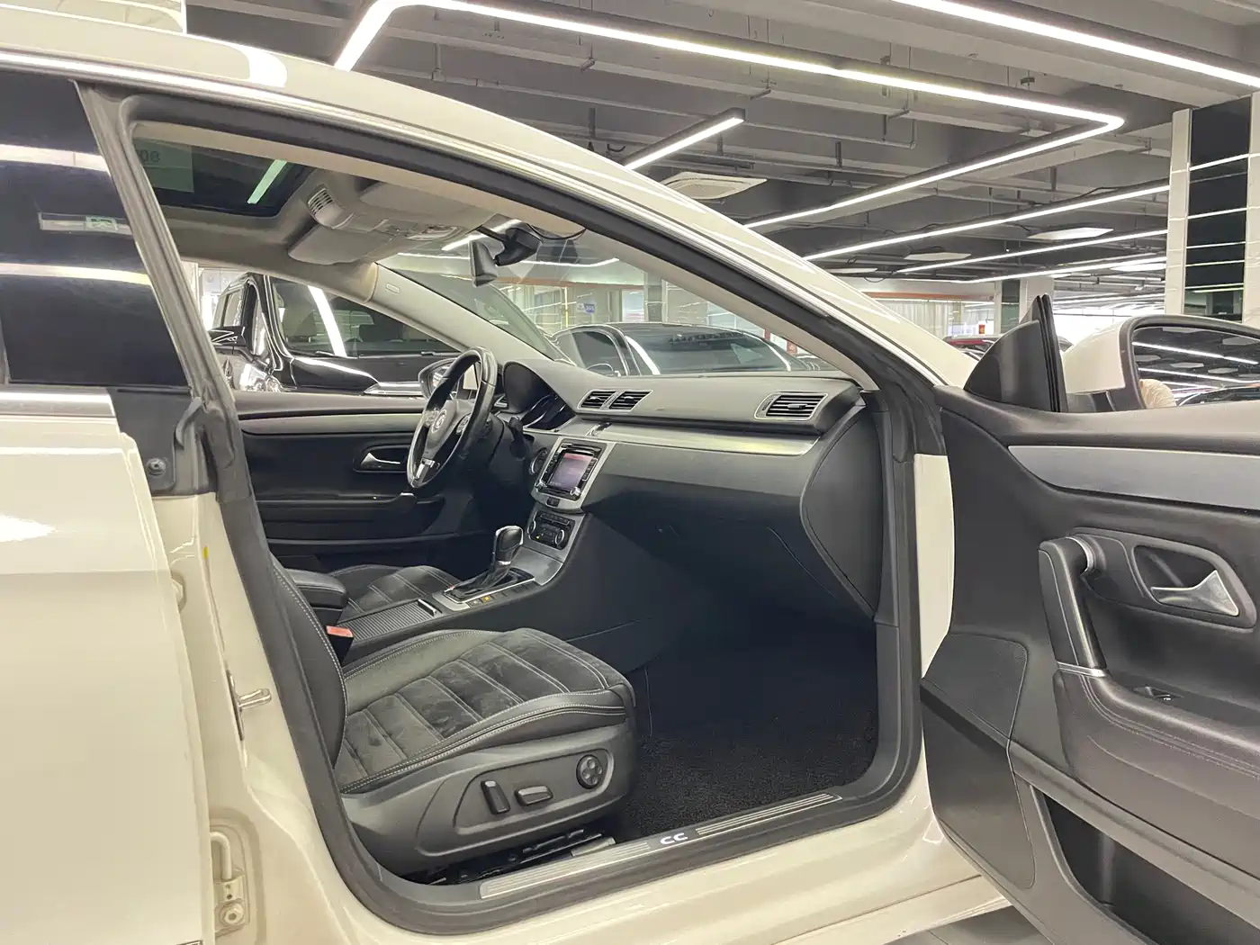 Volkswagen FAW-Volkswagen CC 2012 Model 2.0TSI Luxury фото 8