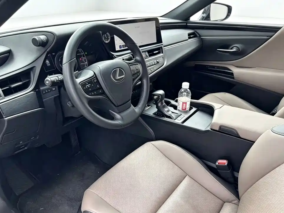 Фото 4 - Lexus ES