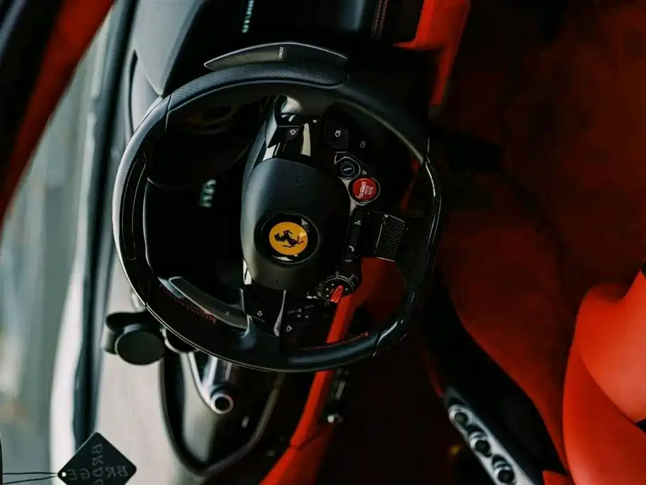 FERRARI F8