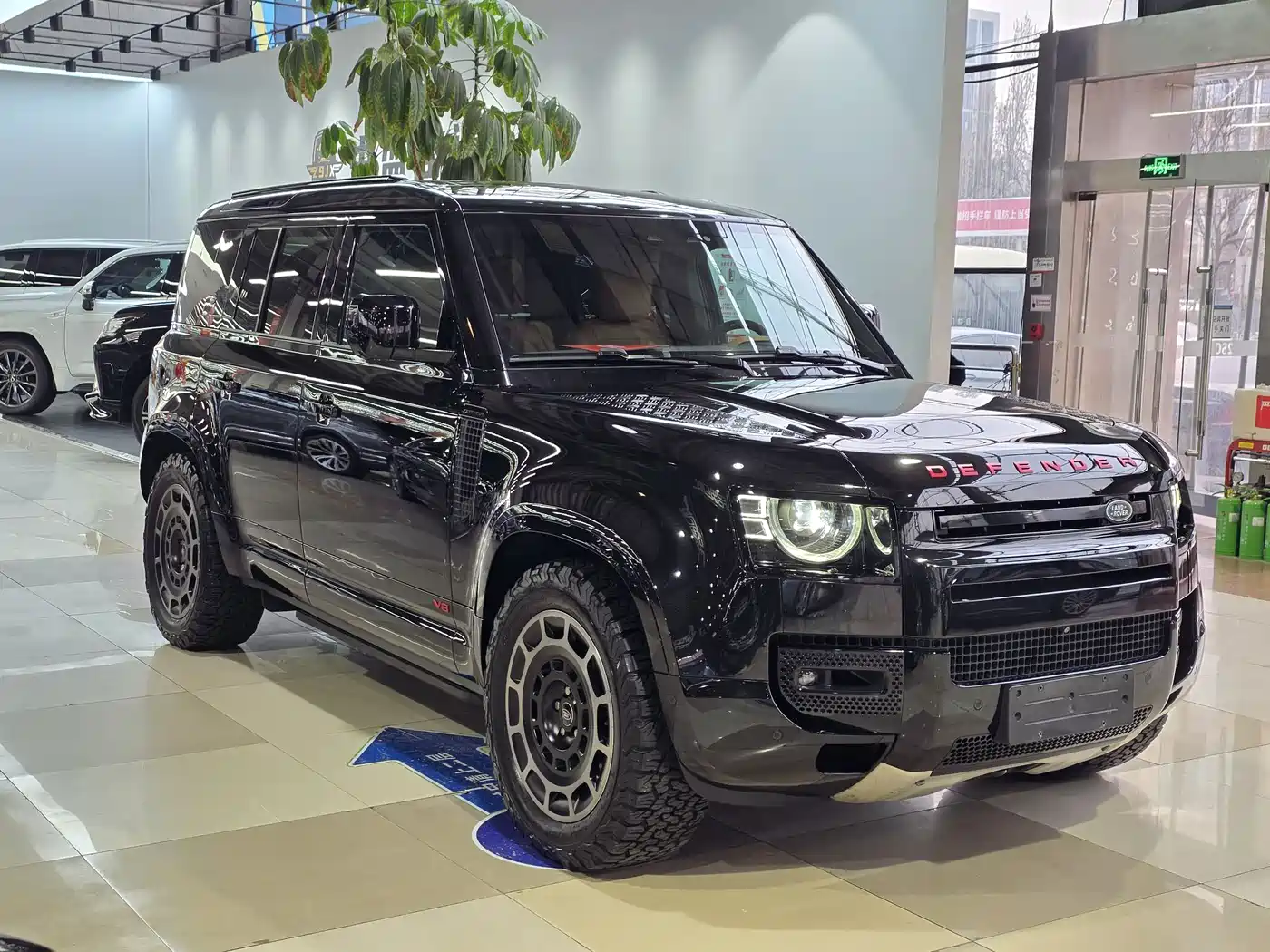 Land Rover Defender 2024 110 5.0T V8 фото 3
