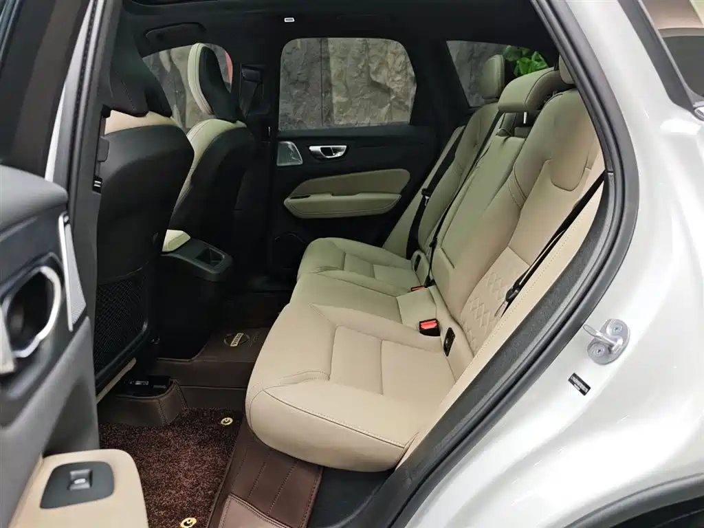 Фото 9 - Volvo XC60