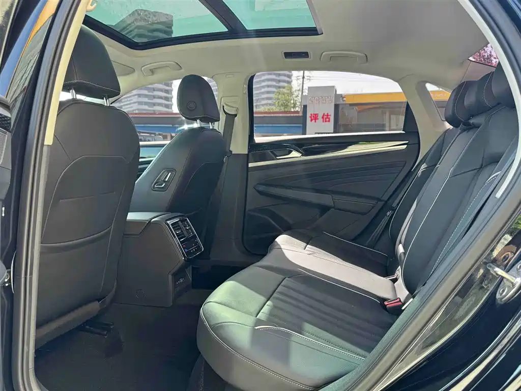Volkswagen Passat 2022 330TSI Elite Edition фото 15