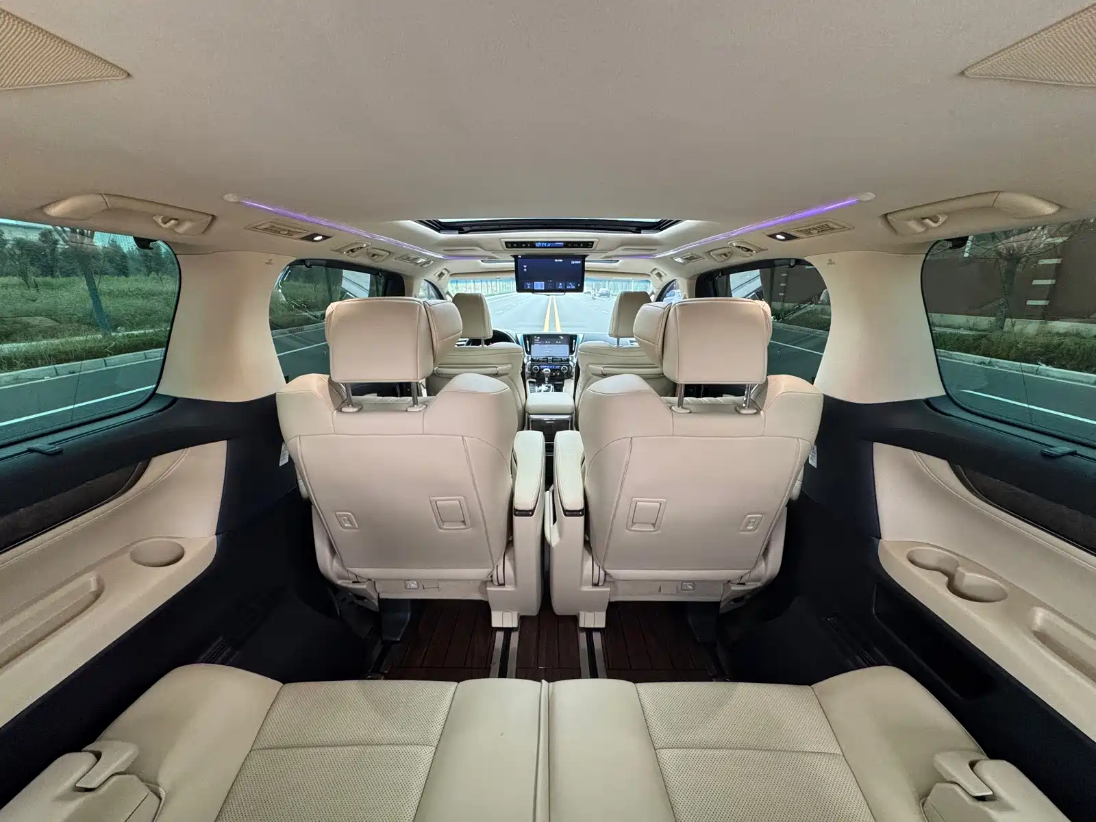 صورة 25 - Toyota Alphard
