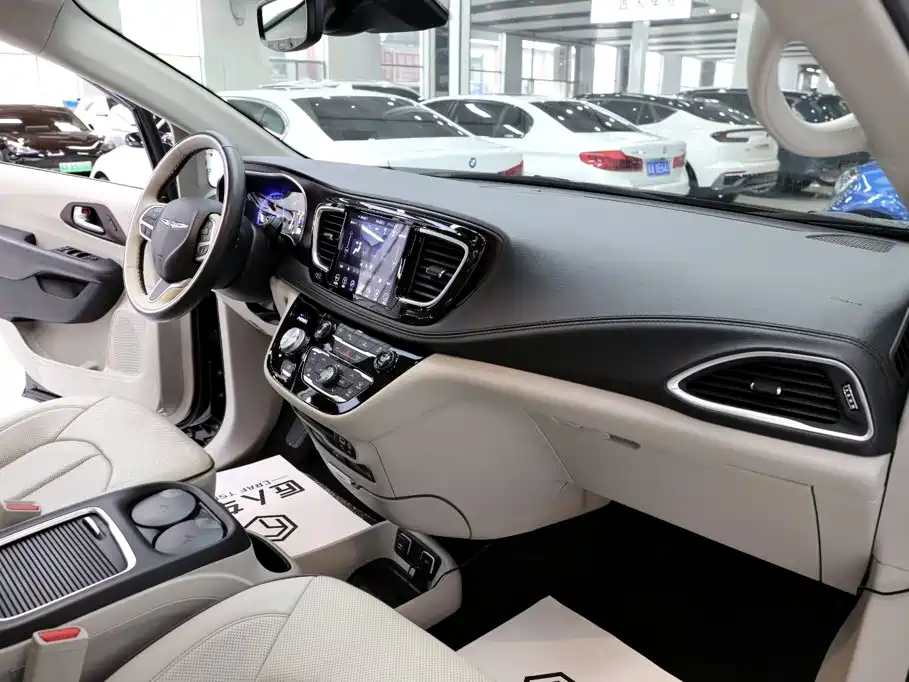 Chrysler Grand Voyager (Import) 2019 2017 3.6L Premium Edition